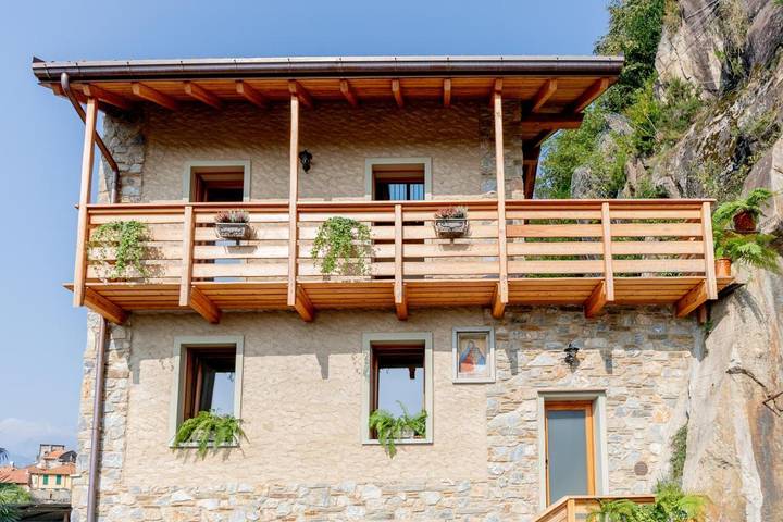 Villa per 3 persone, con Balcone e Terrazza nonché Idromassaggio e Giardino a Dervio