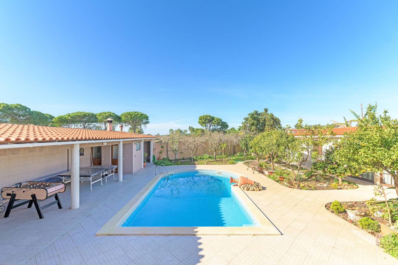 Villa 'Beautiful Deluxe 4 Bedroom' com piscina privada, jardim privado e acesso Wi-Fi in Costa Alentejana