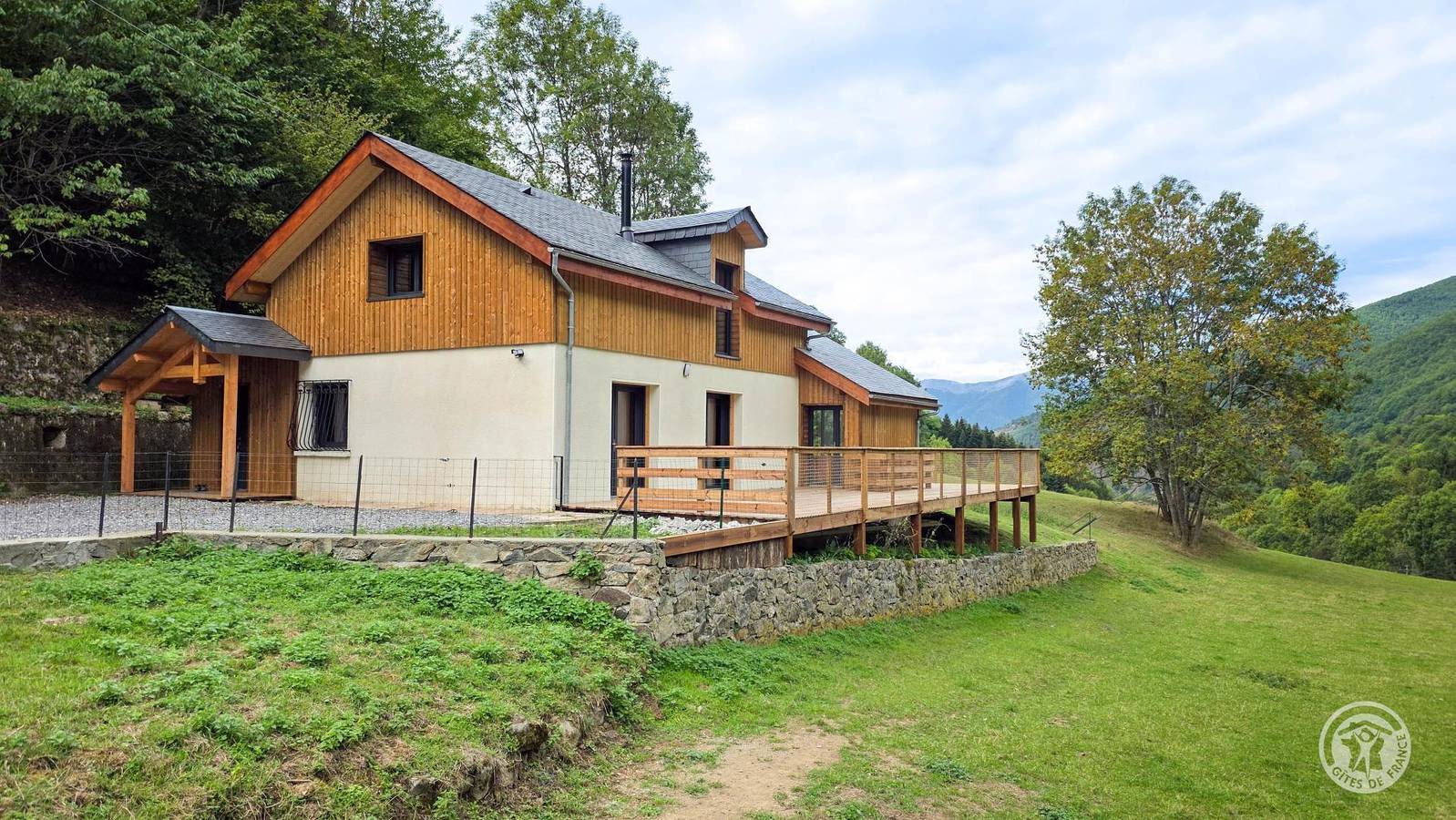 Gîte confortable avec parking, jardin et WiFi à 300m du centre ville de Bareilles in Bareilles, Pyrénées