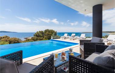 Ferienhaus mit Meerblick für 6 Personen, mit Terrasse und Whirlpool in Kroatien