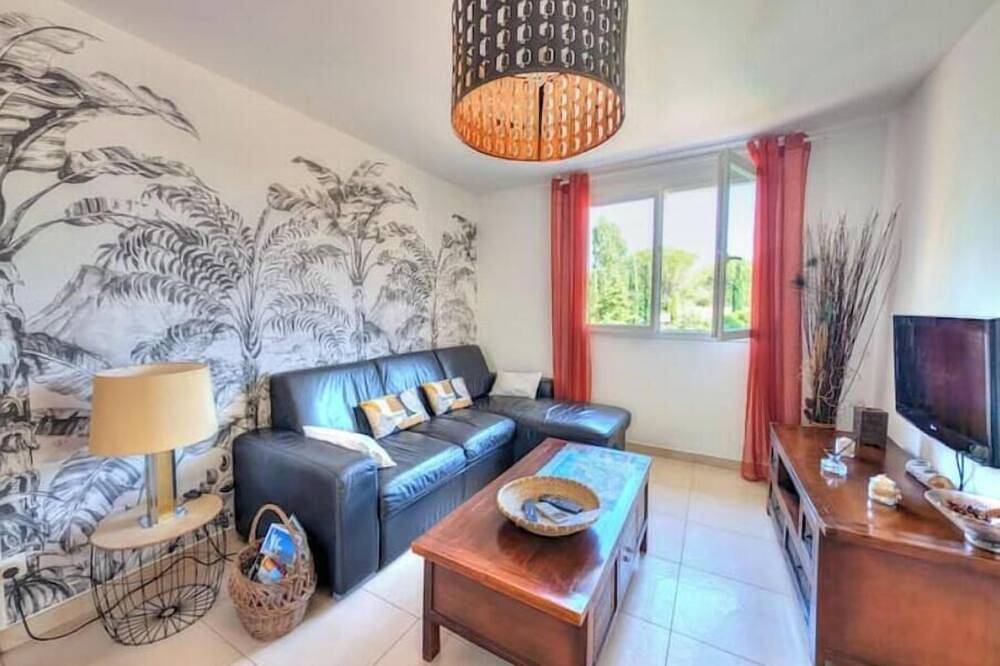 2-bedroom apartment with terrace, pool and jacuzzi near the center in Le Cannet-des-Maures, Draguignan Region