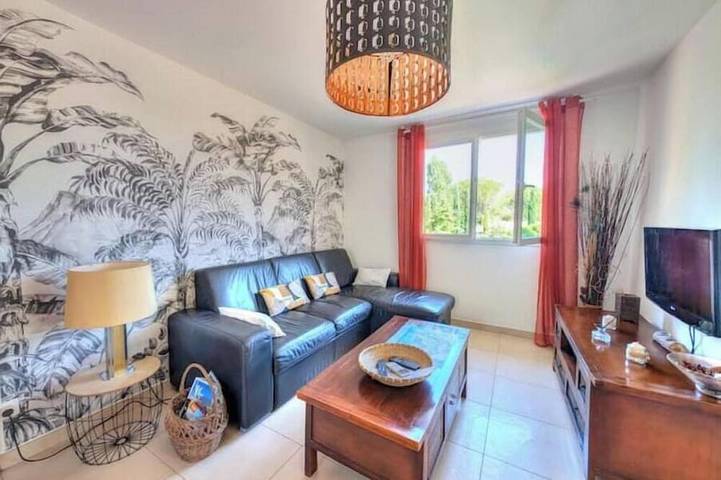 2-bedroom apartment with terrace, pool and jacuzzi near the center in Le Cannet-des-Maures, Draguignan Region