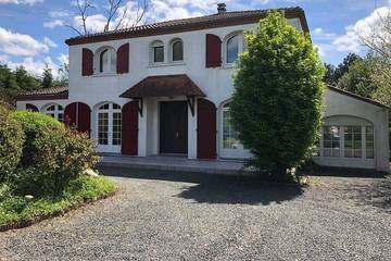 Gîte pour 20 personnes, avec terrasse et jardin dans La Tourlandry