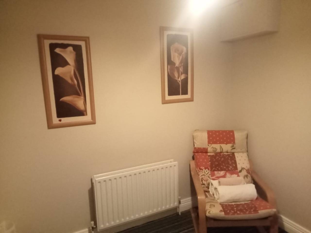 Entire holiday apartment, Central 2-Bed Apt, Sleeps 5 above Great Derry Pub in Derry, County Londonderry