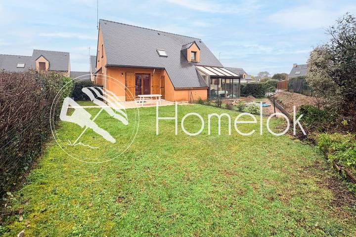 Location de vacances pour 4 personnes, avec terrasse ainsi que piscine et jardin dans Plage De La Falaise