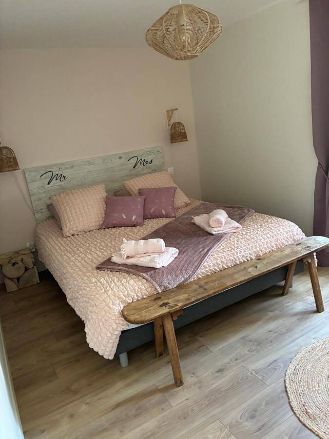 Gîte pour 2 personnes, avec Jacuzzi et Terrasse ainsi que Jardin et Vue à Olby - 2
