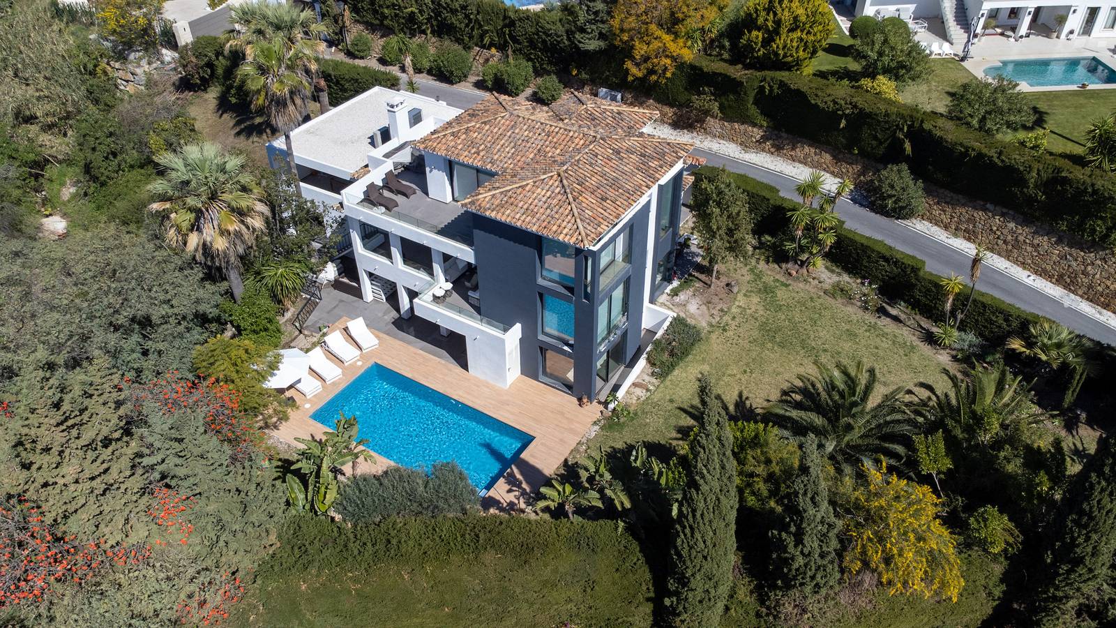 Villa Karma -Elegant Villa with Pool, Garden & Mul in El Paraiso Golf Estepona, Benahavís