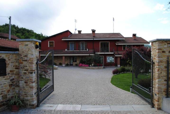 Location de vacances pour 2 personnes, avec Terrasse ainsi que Jardin et Vue à Bernezzo