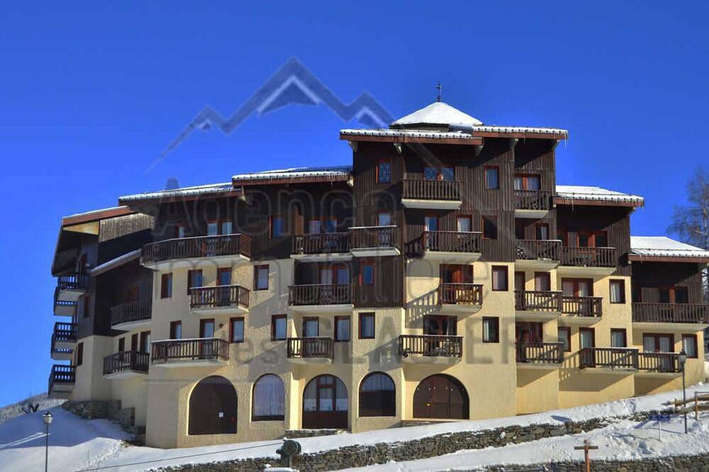 Apartamento entero, Estudio renovado con balcón, cerca de pistas y comercios, aparcamiento gratuito, sin mascotas in La Plagne, Bellentre