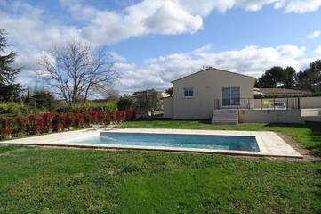 Location de vacances pour 6 personnes, avec vue ainsi que piscine et jardin à Flaux