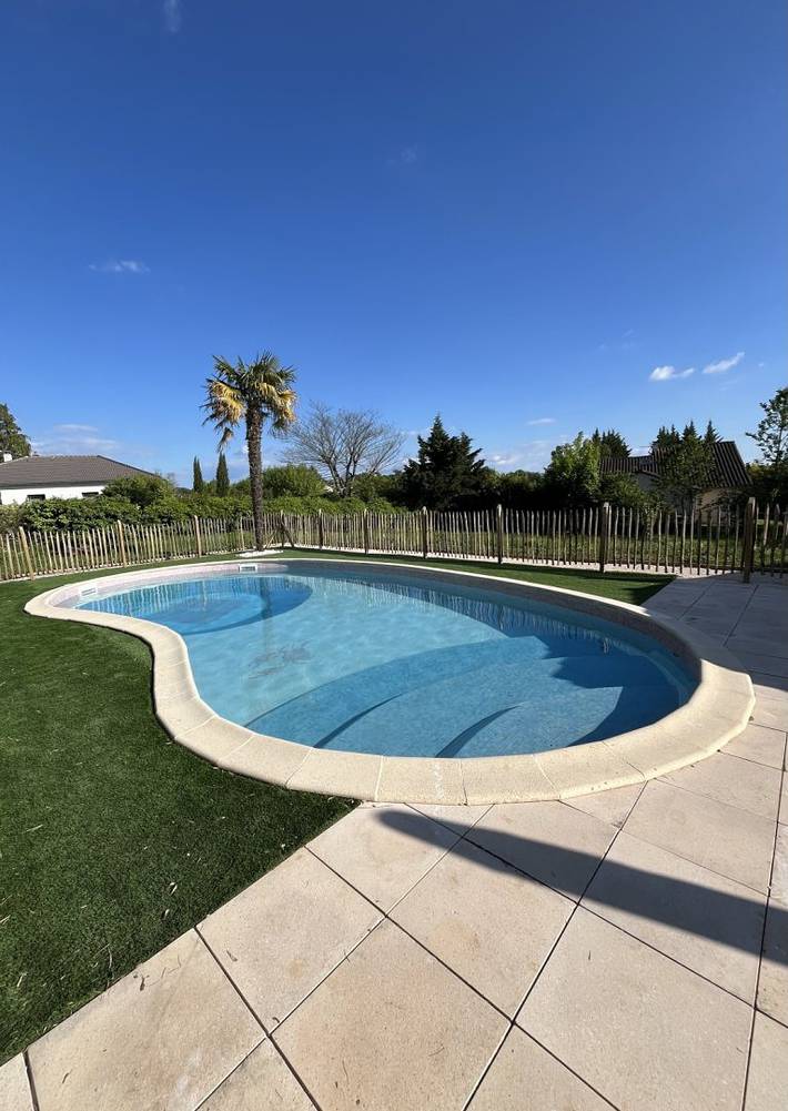 Gîte pour 4 personnes, avec piscine ainsi que terrasse et jardin à Alvignac