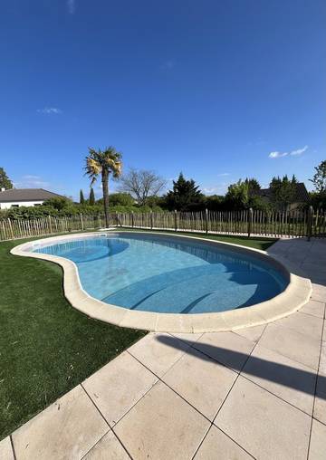 Gîte pour 4 personnes, avec piscine ainsi que terrasse et jardin dans le Lot