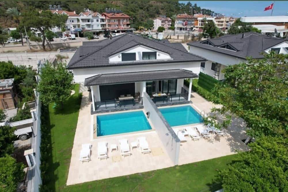 Spacious 3-bedroom villa in beautiful Antalya with Ac in Kemer, Antalya Province