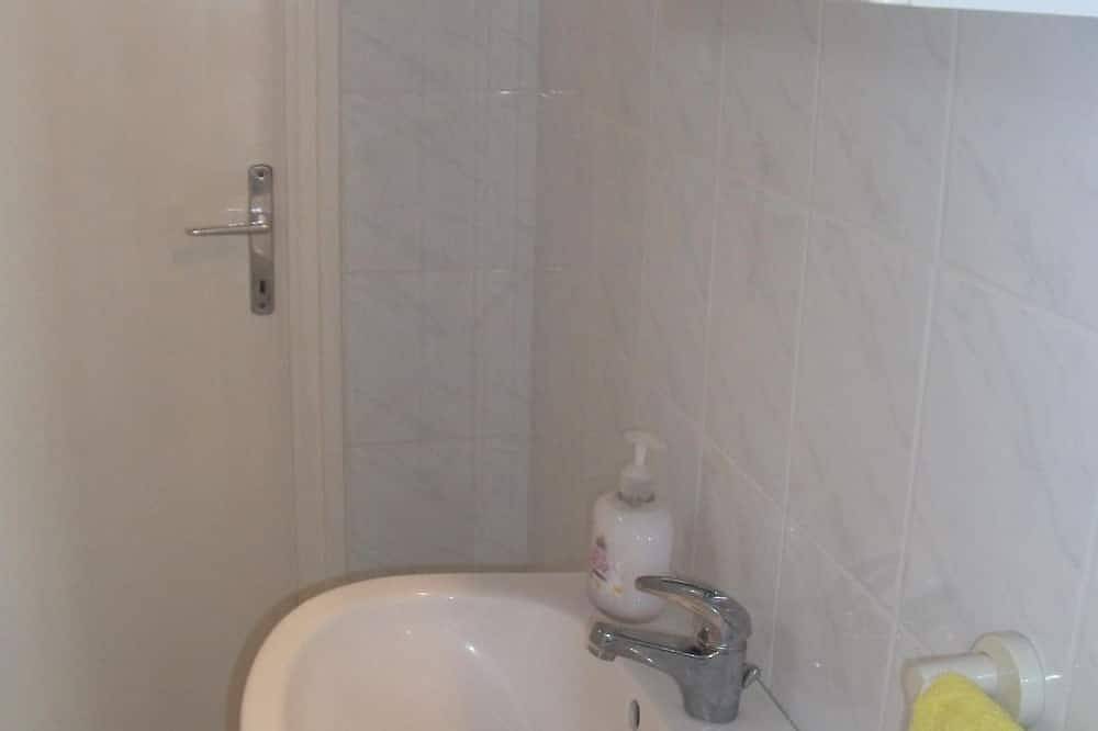 Mit Terrassen, Balkonen sowie Parkplatz in Dombowa, Komitat Tolnau