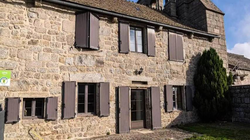 Gîte pour 8 personnes, avec jardin et piscine, animaux acceptés à La Fage-Montivernoux