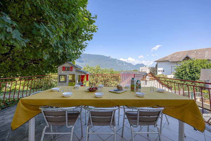 Location de vacances pour 8 personnes, avec Balcon ainsi que Terrasse et Jardin à Voglans