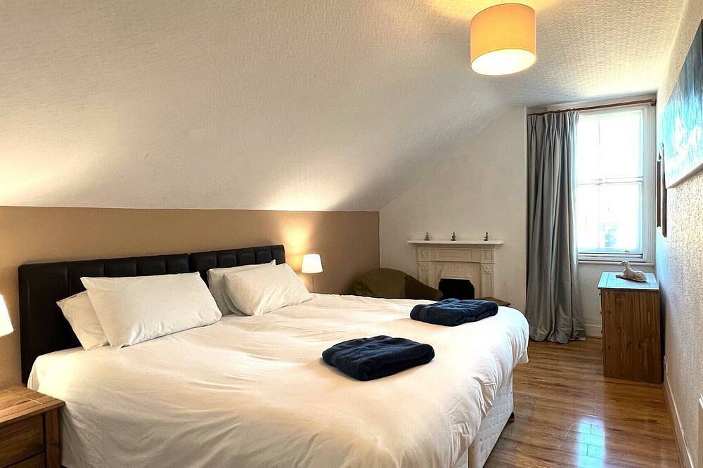 Unique Well Located Spacious 10 Bedroom Group House Parking in Lewisham, London