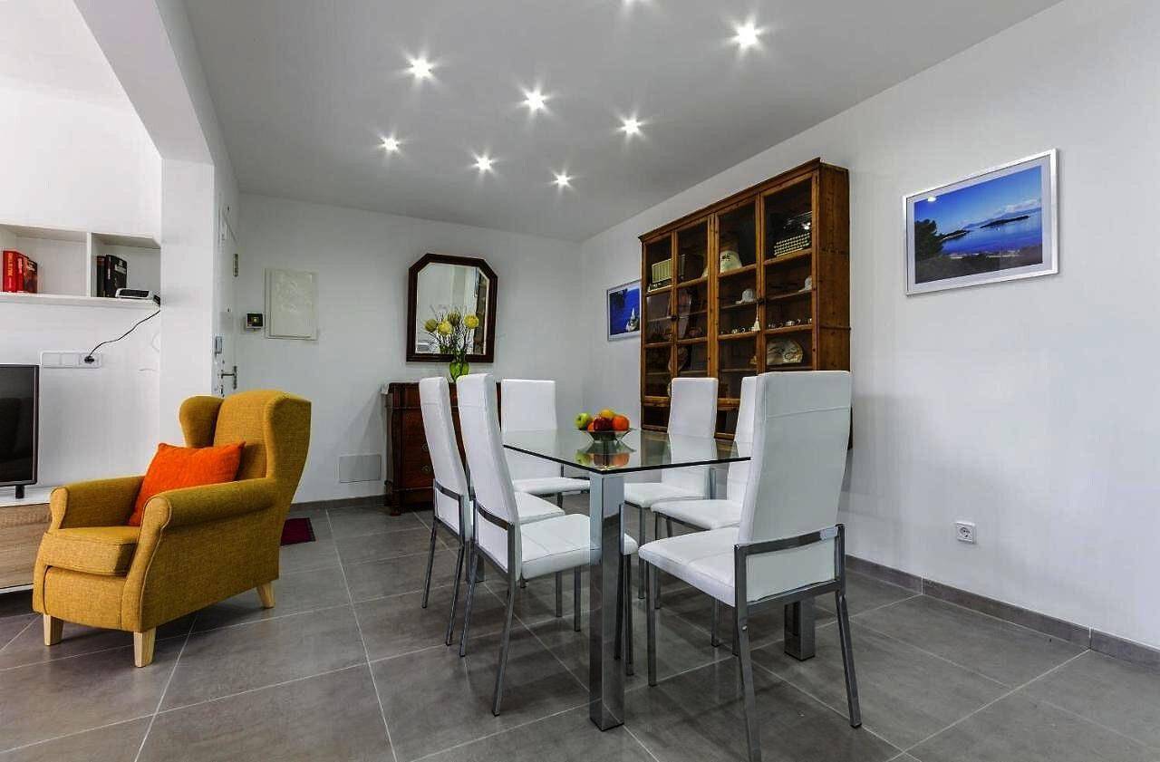 Appartement entier, Appartement "Assimetric" avec vue sur les montagnes, Wi-Fi et climatisation. in Playa de Alcúdia, Alcúdia