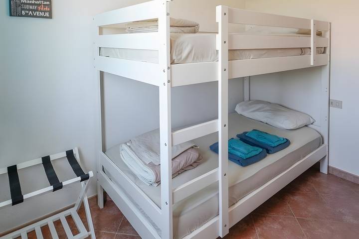 Apartamento entero, Apartamento 'Zio Tonino' con terraza privada, Wi-Fi y aire acondicionado in Pittulongu, Olbia
