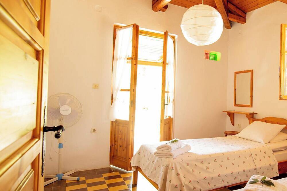 Self catered Daphnes cottage #4 with large veranda and garden near the beach. in Vasilikos, Zante
