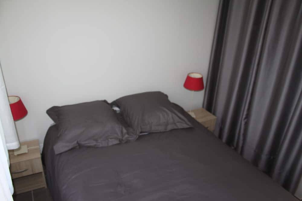 Detached single storey house in Saint-Quentin-la-Poterie, Nimes region