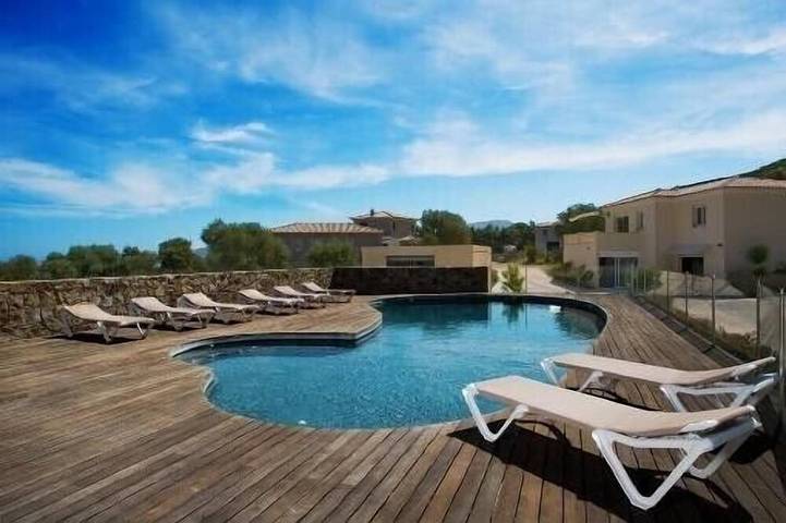 Villa pour 6 personnes, avec jardin et jacuzzi ainsi que piscine et terrasse à Calvi