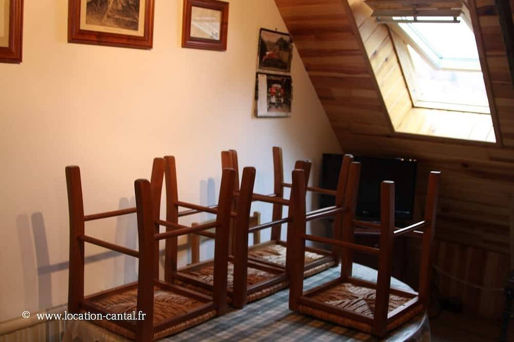 Entire apartment, Charming furnished ★ ★ tourism. Capacity: 2 people in Volcans d'Auvergne Regional Nature Park