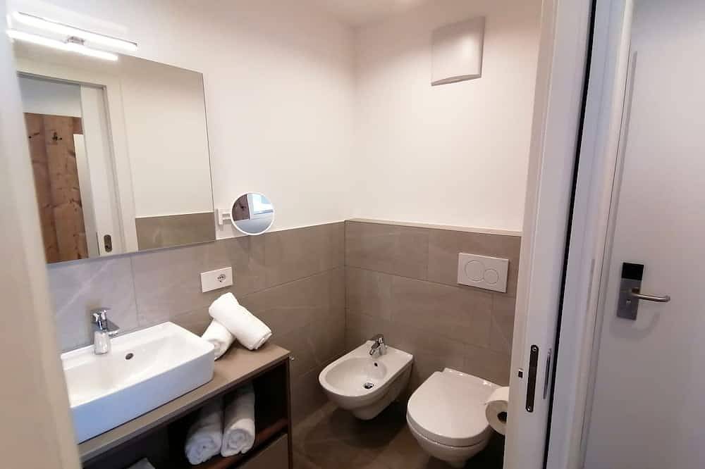 Ganze Wohnung, Deluxe Apartment With Large Balcony, Woodn Interior in Antholz, Rasen-Antholz