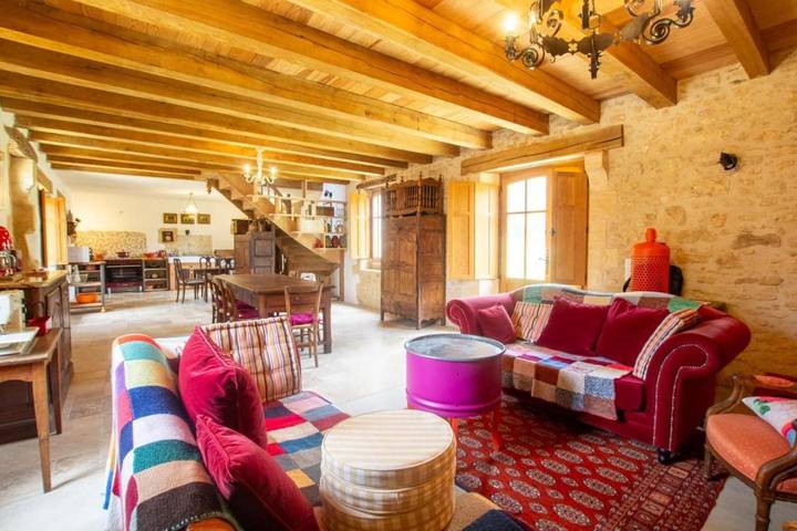 Location de vacances pour 8 personnes, avec terrasse ainsi que piscine et jardin à Savignac-de-Miremont - 2