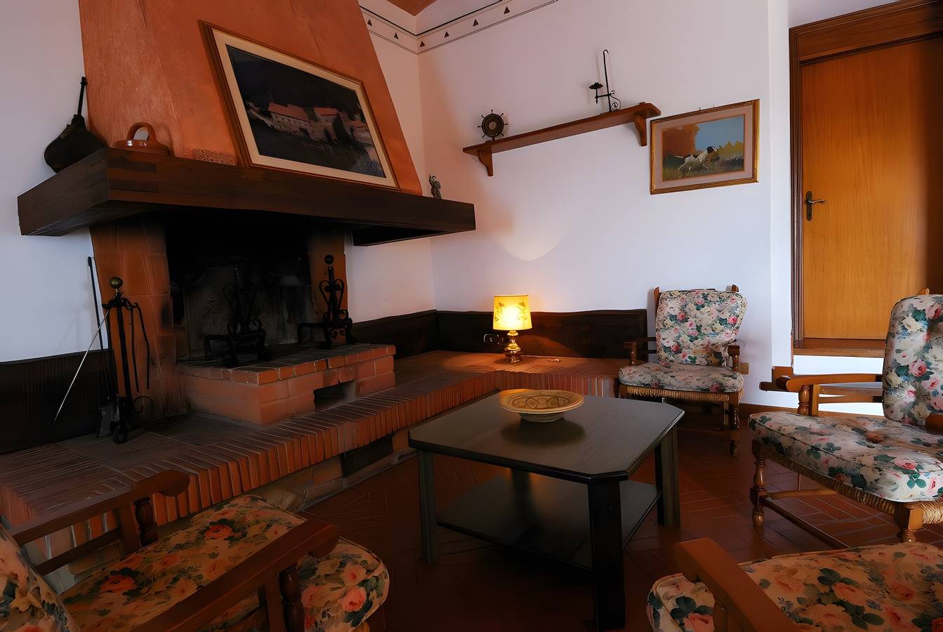 Entire apartment, Caccia - Spacious Apartment with Views of the Tuscan Hills in Il Castagno, Gambassi Terme