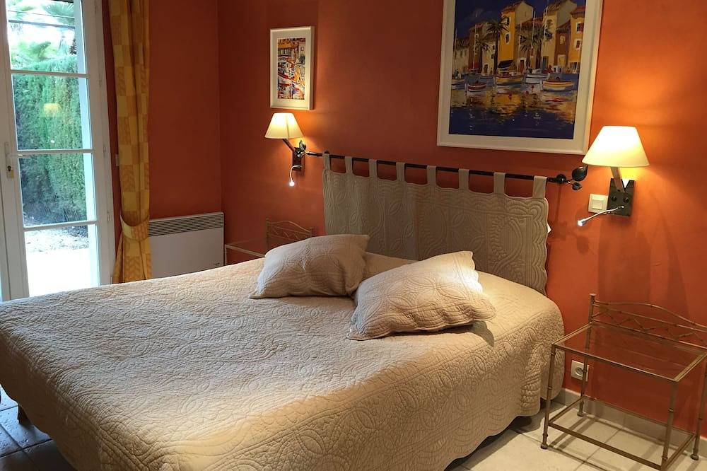 Air-conditioned villa with private garden and swimming pool in Carros, Cannes region