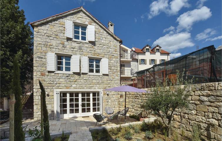 Charmante Ferienwohnung mit Pool, WLAN und Terrasse – 2,5 km vom Strand entfernt! in Split, Split-Dalmatien