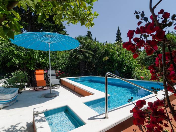 Villa for 6 people, with Hot tub and Terrace as well as Garden and Pool in Srebreno