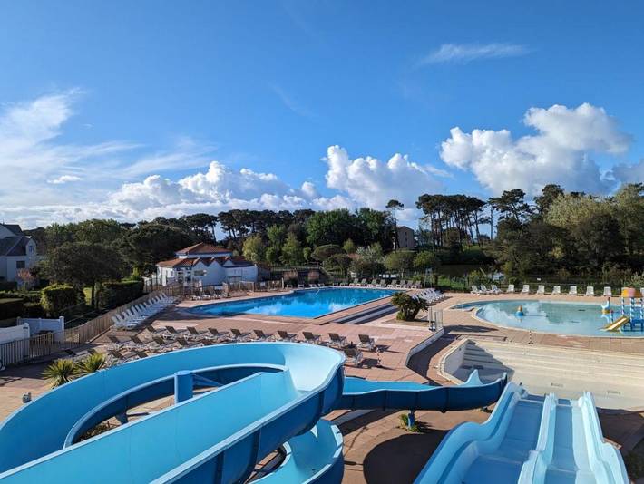 Appartement de vacances pour 4 personnes, avec vue et bassin pour enfant ainsi que jardin et piscine