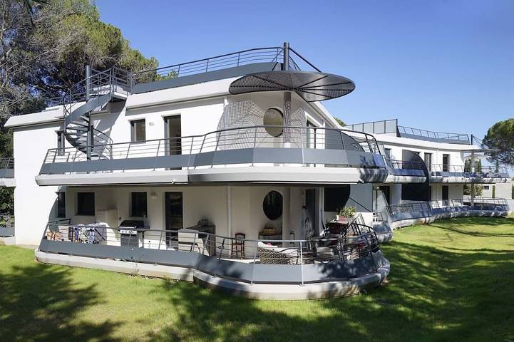 Appartement de vacances pour 4 personnes, avec terrasse ainsi que jardin et piscine