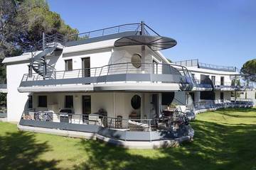 Gîte pour 4 personnes, avec piscine ainsi que jardin et terrasse dans Golf et Tennis Club de Valescure