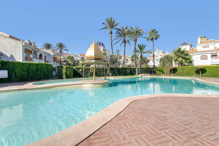 Ferienhaus 'Sonne, Strand, Pools & Gärten' mit Gemeinschaftspool, WLAN & Klimaanlage in Santa Pola, Costa Blanca