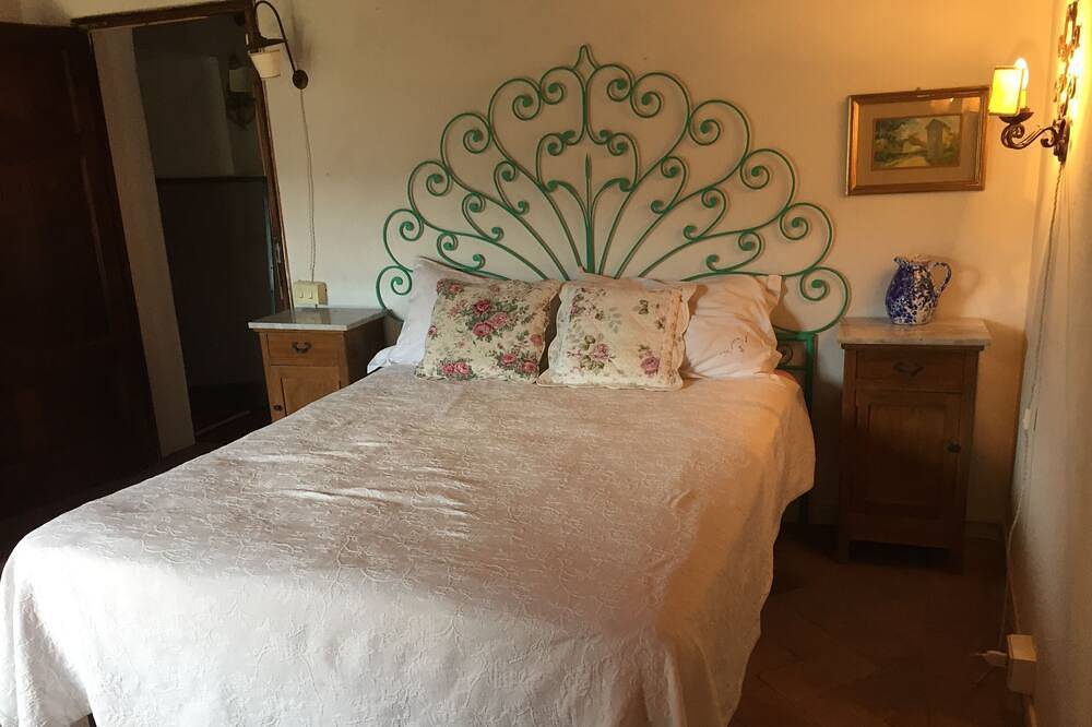 Schönes dreistöckiges Bauernhaus aus Stein in der Nähe von Lucca, Toskana in Borgo a Mozzano, Lucca Provinz