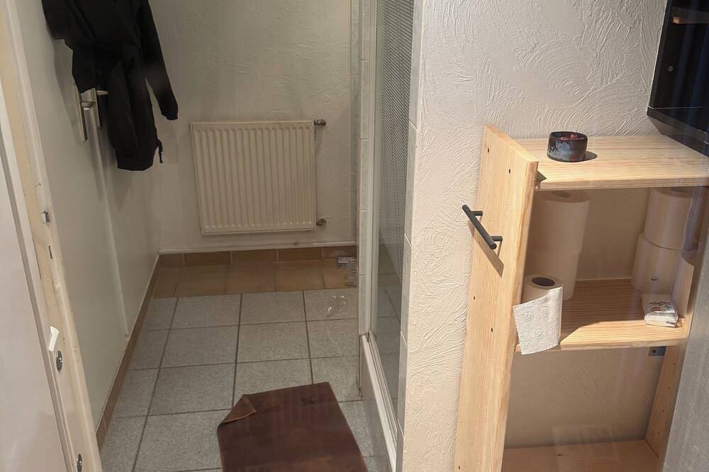 Appartement entier, F1 cocooning extrêmement calme accès forêt tout confort in Saint-Vallier-de-Thiey, Région de Cannes