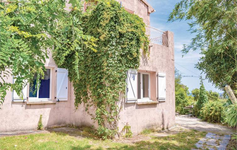 Cottage pour 7 personnes, avec terrasse ainsi que piscine et jardin à Talasani