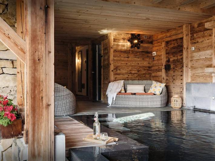Chalet pour 12 personnes, avec Balcon et Terrasse ainsi que Jardin et Piscine