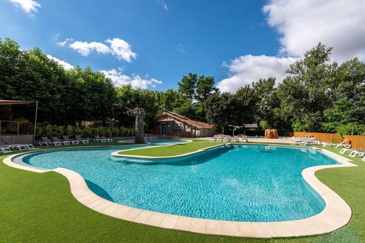 Camping pour 5 personnes, avec piscine et bassin pour enfant, animaux acceptés