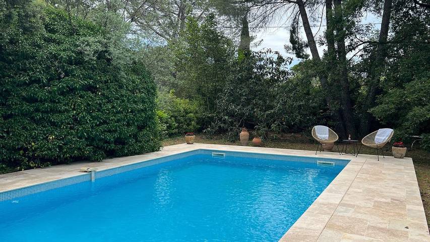 Maison de vacances pour 6 personnes, avec terrasse ainsi que jardin et piscine, animaux acceptés à Draguignan