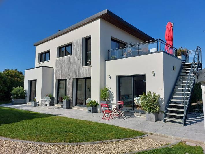 Villa 'Lumineuse Vue Mer 150m Plage' avec vue sur la mer, terrasse privée et Wi-Fi in Le Diben, Plougasnou