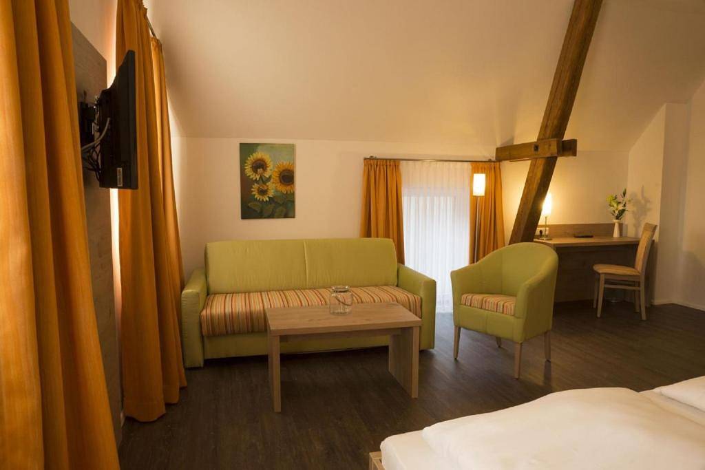 Pension Comberg - Gasthaus Schwarzer Adler - Doppelzimmer "Komfort plus" mit Frühstück in Colmberg, Romantische Straße