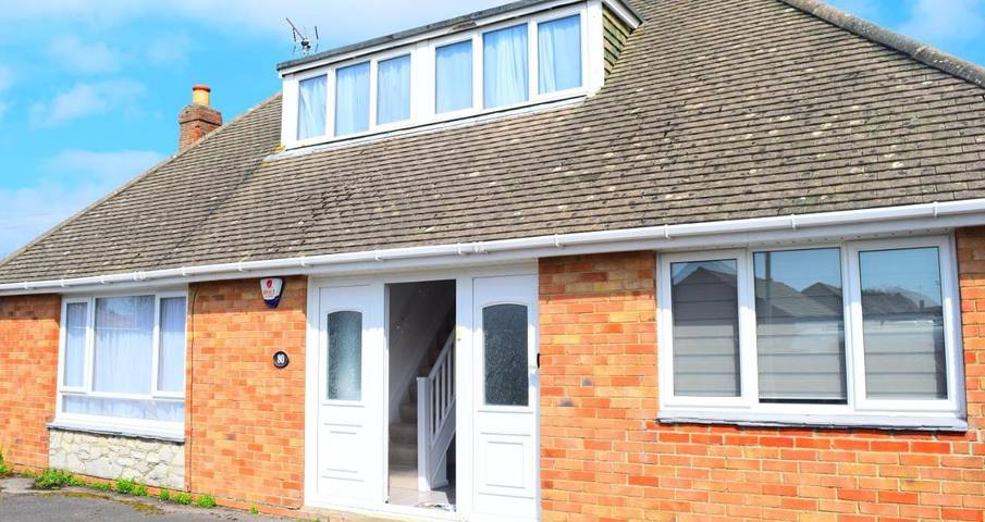 Holiday rental for 10 people, with terrace and hot tub as well as garden, with pets in Hayling Island