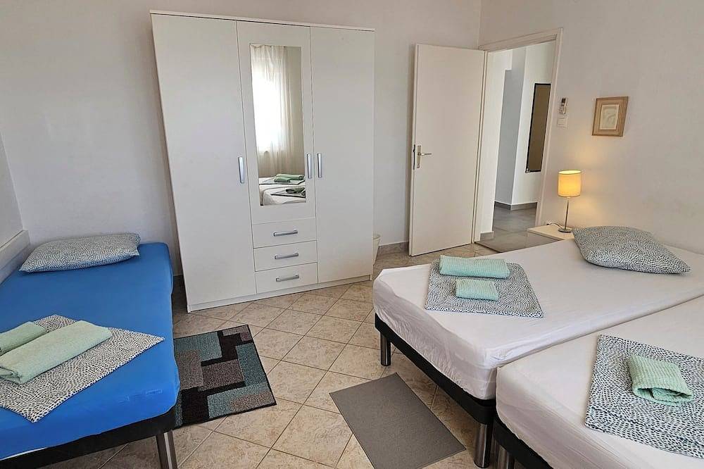 Ganze Wohnung, Apartment mit Meerblick, nur 150 m vom Strand entfernt, große Speiseterrasse in Brela, Makarska Riviera