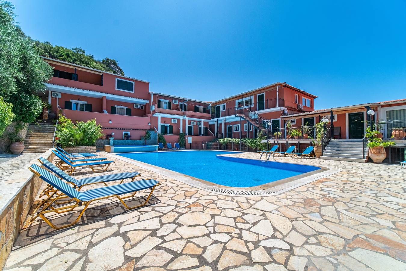 Appartement entier, Appartement 'Arianna 14' avec terrasse privée, piscine partagée et Wi-Fi in Paleokastritsa, Corfou