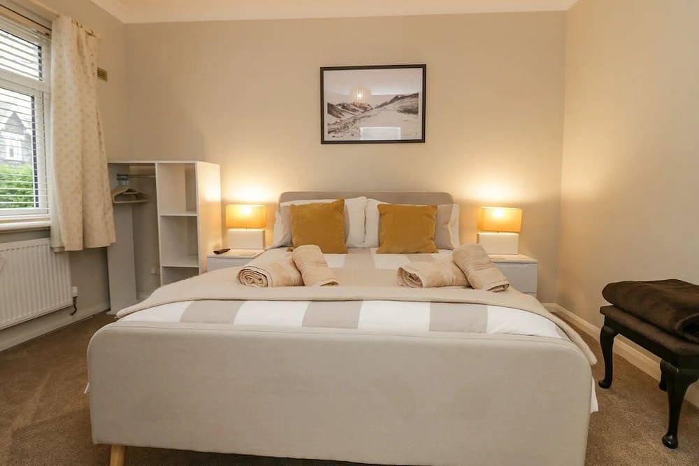 Windermere spacious 4 bed 4 bath house, parking & 5 mins walk to village & Lake in Bowness-on-Windermere, Lake District