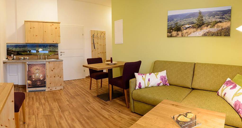 Ganze Ferienwohnung, Wirtshausbrennerei Krenn - Einzelzimmer Obst ausgestattet mit Naturholzmöbeln in Yspertal, Waldviertel